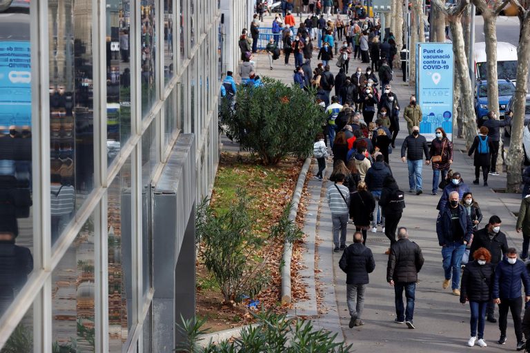La sexta ola continúa en alza: más de 120.000 nuevos casos de covid