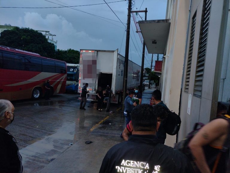 Interceptan a 359 migrantes en el remolque de un camión en el sur de México