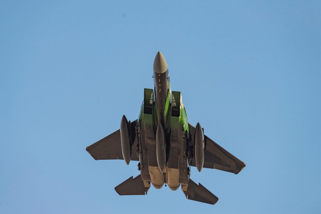 La coalición árabe bombardea posiciones de la capital de Yemen en represalia por el ataque con drones en Abu Dhabi