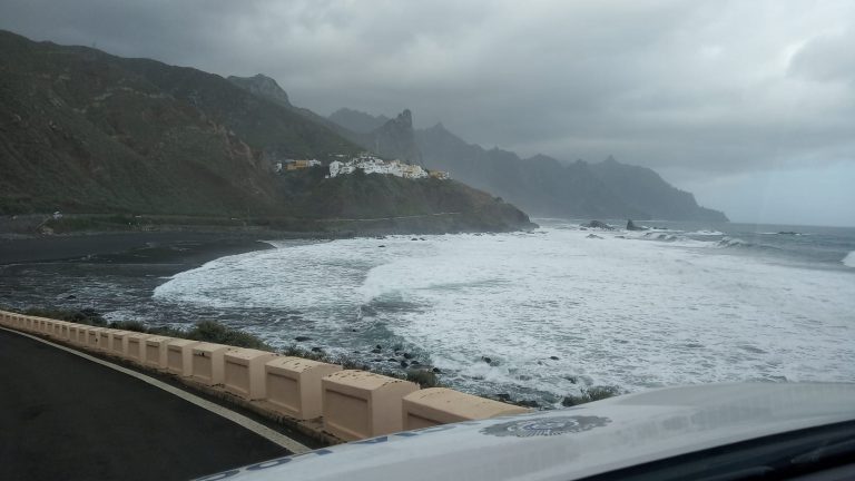 Aviso amarillo por viento, lluvia, oleaje y tormentas este lunes en Canarias