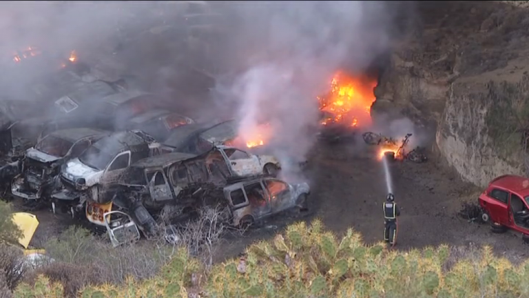 Extinguido el incendio en un desguace del sur de Tenerife