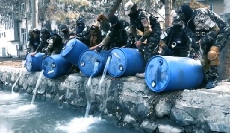 Los talibanes vierten 3.000 litros de alcohol a un canal de Kabul