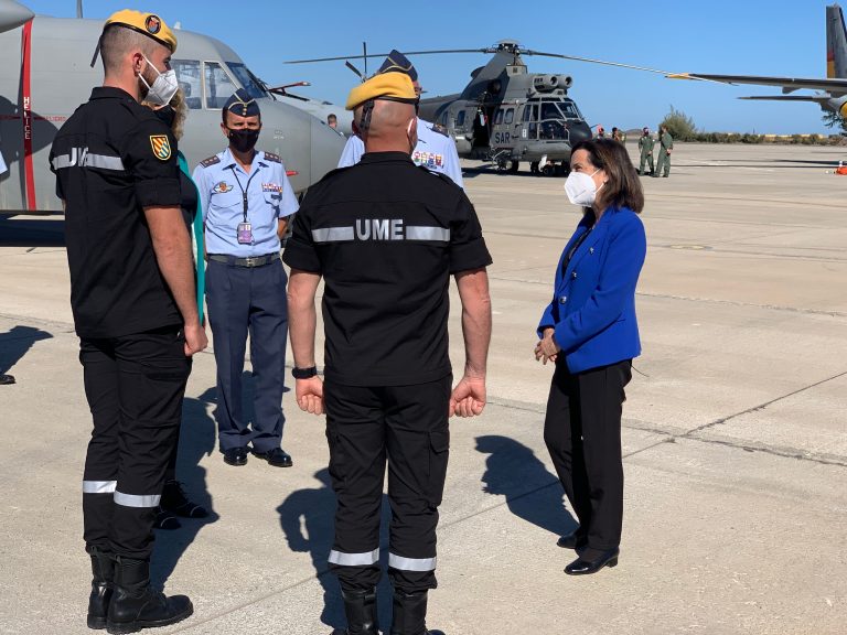 Margarita Robles destaca en Gando el compromiso con la protección de Canarias