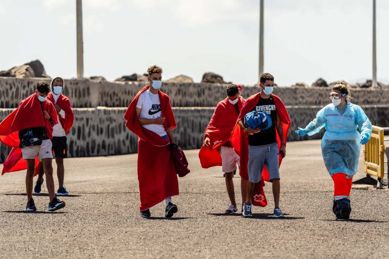 La Policía Nacional detuvo en 2021 a 202 patrones de pateras y cayucos llegados a Canarias