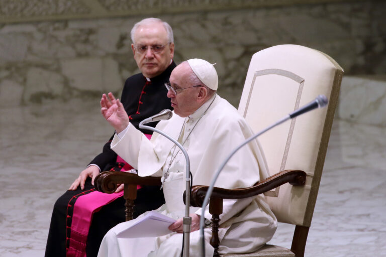El Papa pide a los padres que no condenen sino acompañen las «orientaciones sexuales distintas en los hijos»