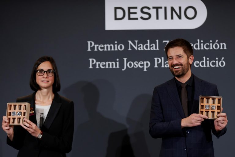 Dos periodistas ganan el premio Nadal y el Josep Pla con libros que anclan en la memoria