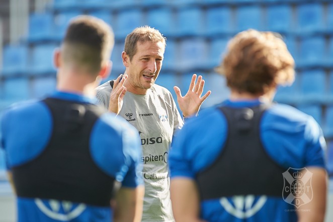 Insertar variable El Tenerife trabaja en reforzar al equipo con dos jugadores de ataque