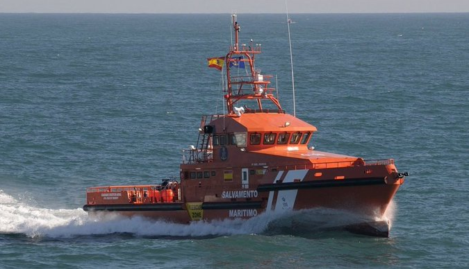 Salvamento Marítimo rescata 56 migrantes de una neumática cerca de Lanzarote