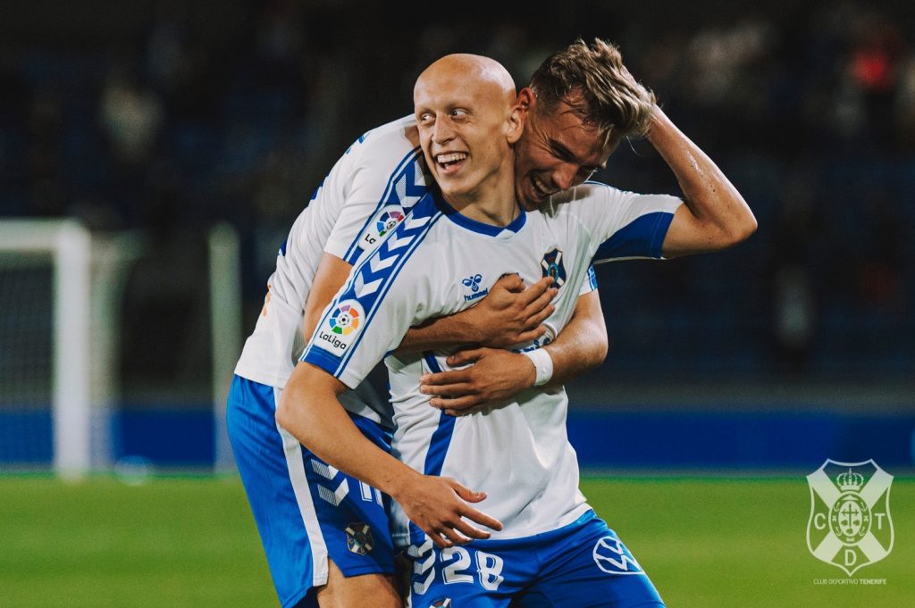 El CD Tenerife golea al Oviedo, rival directo en la lucha por el ascenso (3-0)