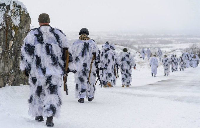 La OTAN acuerda desplegar más grupos de combate en el este de Europa