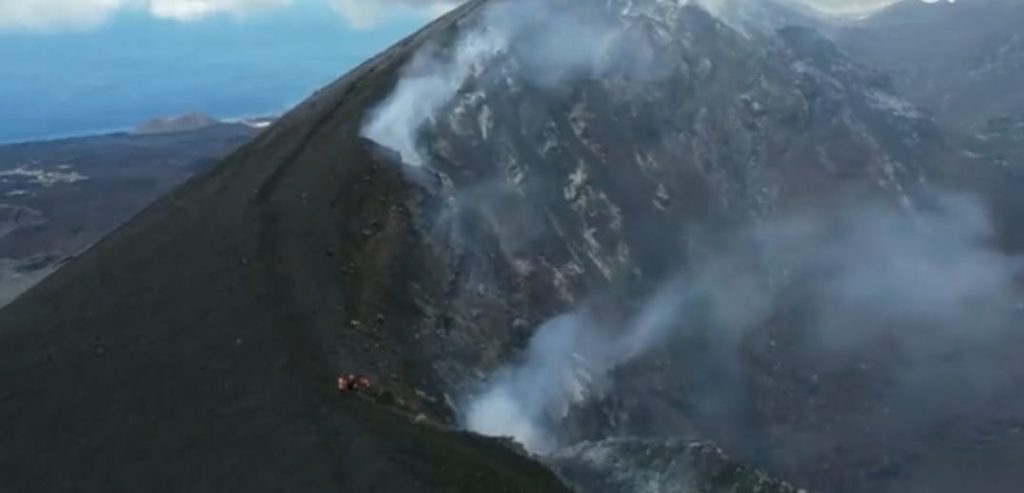 El volcán de La Palma aún mantiene zonas calientes a casi 900 grados