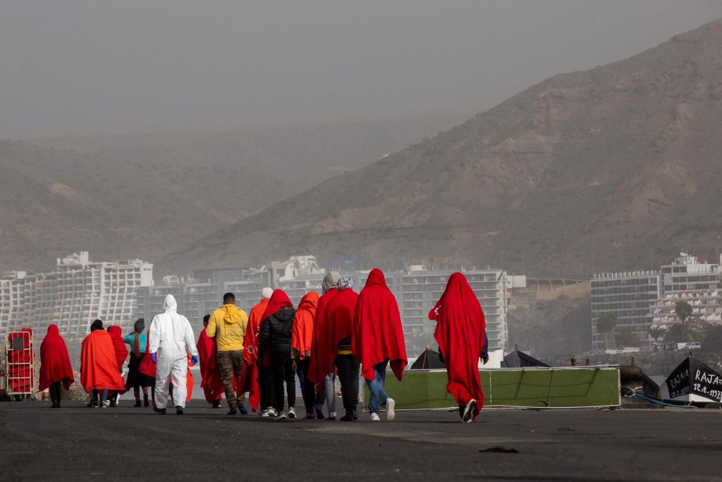 Rescatan a otras 39 personas de una patera en aguas canarias