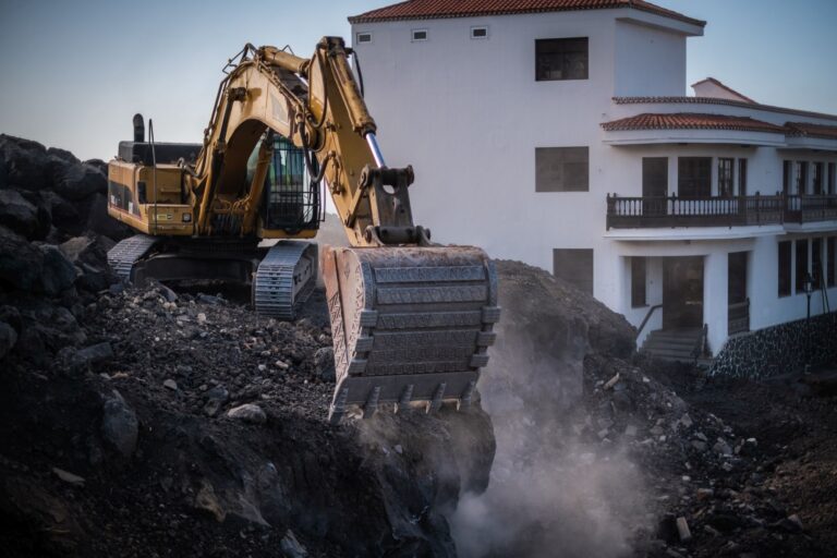 Sigue la retirada de lava en el cruce de La Laguna para posibilitar nuevos realojos