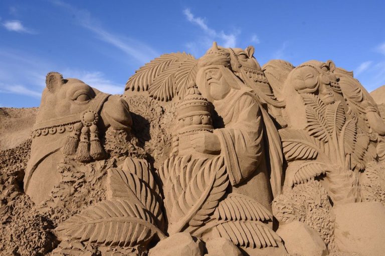 Las Palmas de Gran Canaria despide su tradicional belén de arena en Las Canteras