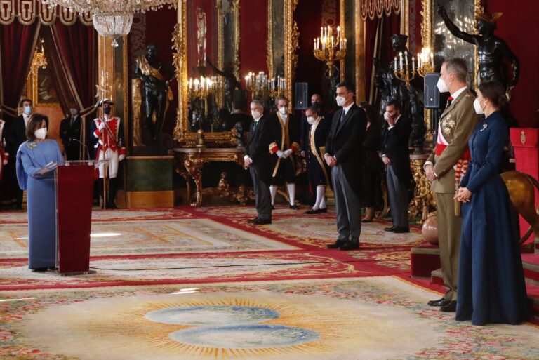 El rey expresa su «gratitud» a los militares por su labor social