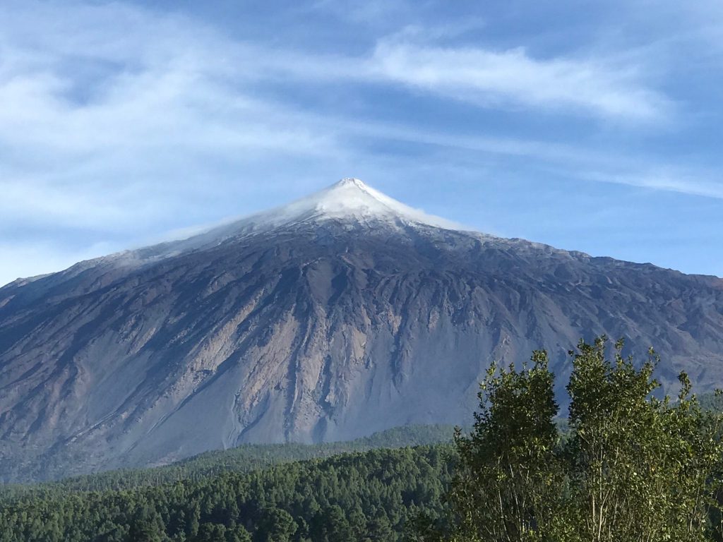 La nieve vuelve al Teide y al Roque de Los Muchachos
