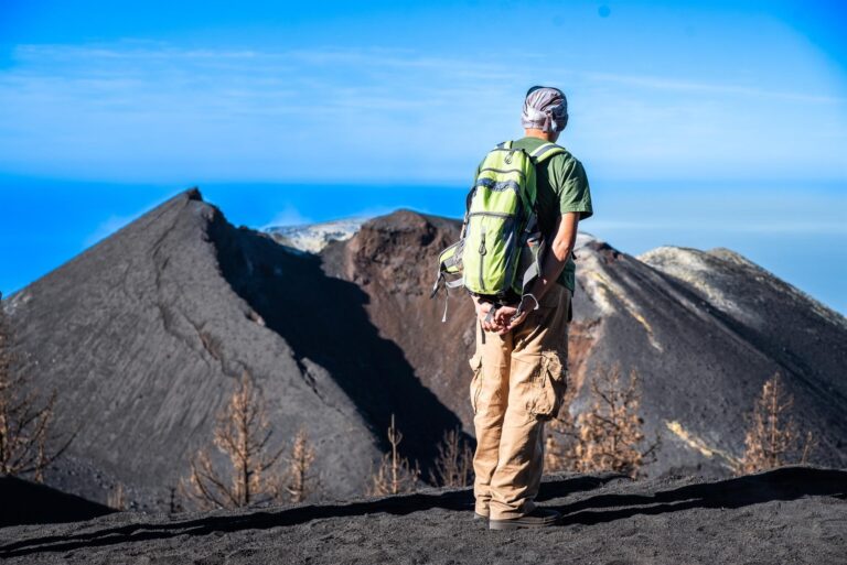 A tres semanas del final de la erupción, el volcán continúa emanando gases