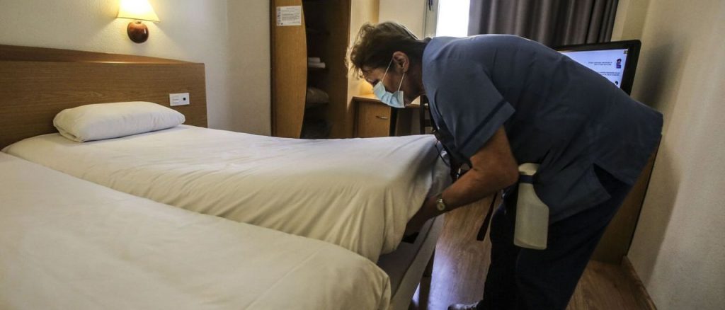 Las kellys de Fuerteventura reclaman camas elevables en todos los complejos