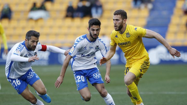 El Tenerife, con goles de Alex Muñoz y David Fernández, en propia puerta, ganó en Santo Domingo a un Alcorcón desahuciado y presentó su candidatura al ascenso directo, un objetivo que ya ve a tres puntos