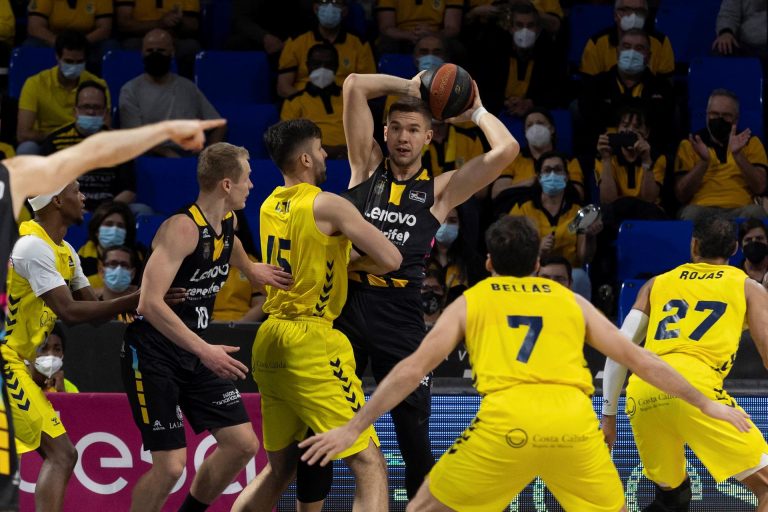 El Lenovo Tenerife saca adelante un partido difícil ante el UCAM Murcia