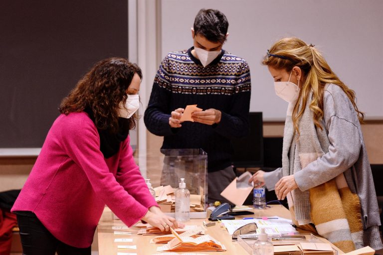Los sondeos apuntan a que el PP podría gobernar con Vox en Castilla y León