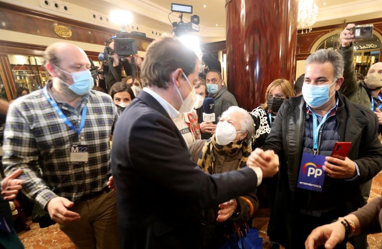El PP gana las elecciones en Castilla y León, pero depende de Vox para gobernar