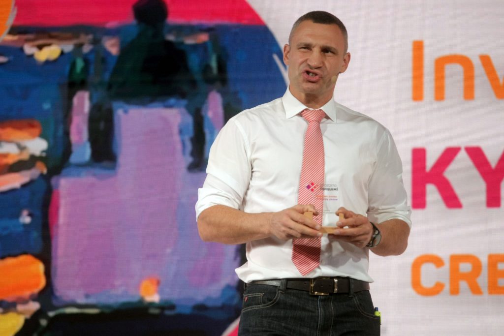 cuenta con infraestructuras de almacenamiento capaces de proveer suministro de energía, calor y agua a la ciudad durante una supuesta emergencia