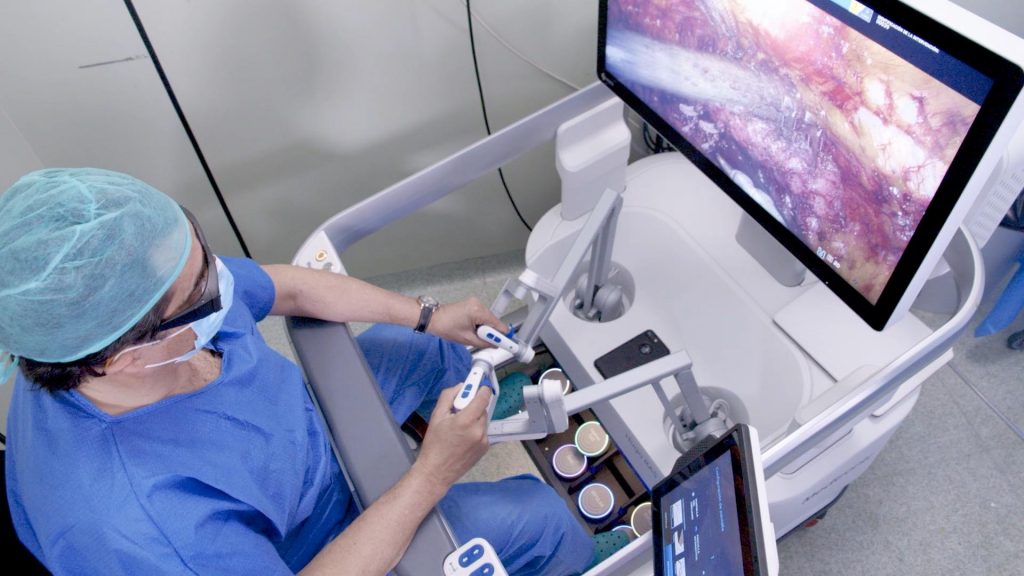 Primera cirugía en España con un nuevo robot quirúrgico de última generación