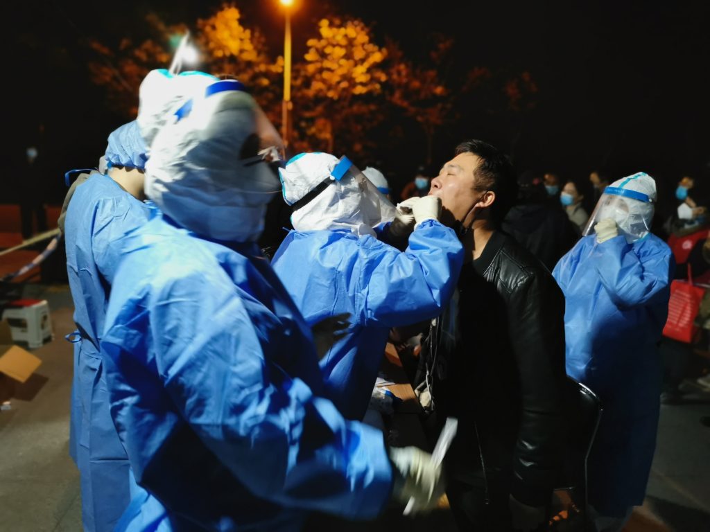 Detectados 21 nuevos positivos de COVID-19 horas antes de la ceremonia de apertura olímpica en China