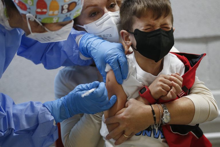 Retiran la patria potestad a unos padres que exigen para su hijo transfusiones de sangre de personas no vacunadas de Covid-19