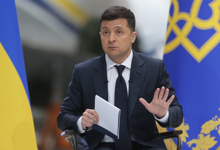 El presidente de Ucrania firma un decreto para movilizar a los reservistas