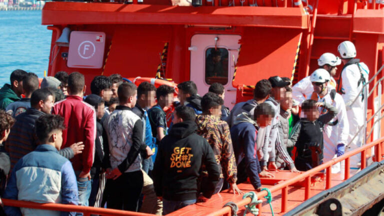 El Gobierno canario insiste en que se ha supervisado el gasto y la atención a los menores migrantes