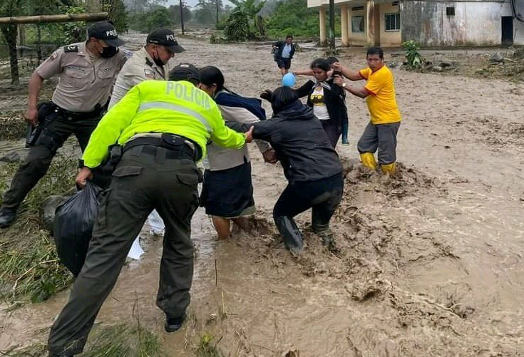 Aumentan a 24 los muertos en un deslizamiento de tierra en Quito
