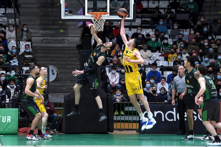 Cruce igualado entre el Lenovo Tenerife y Joventut de Badalona en la Copa del Rey