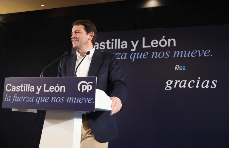 Mañueco expresa su intención de buscar un gobierno en solitario, pero no descarta una coalición