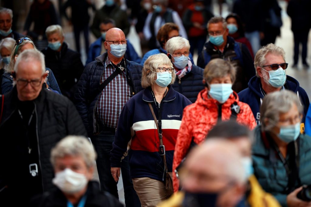 El gobierno eliminará el martes la obligación de usar mascarillas al aire libre 