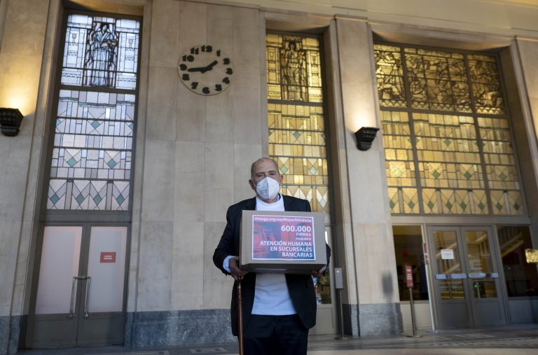 La banca plantea al Gobierno mejorar la atención a las personas mayores