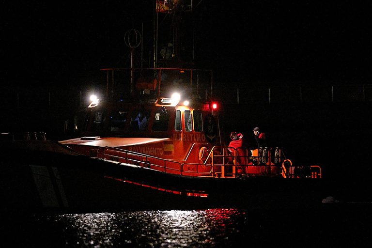Salvamento lleva a Lanzarote a 57 ocupantes de una neumática