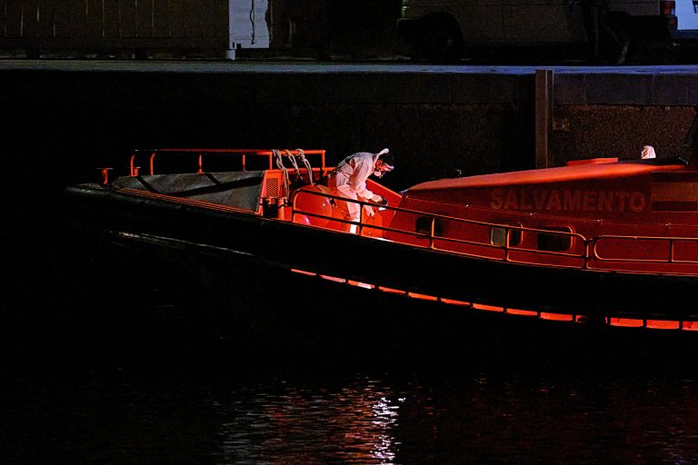 Salvamento Marítimo rescata una embarcación con 23 personas al sur de Tenerife