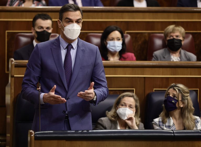 Sánchez defiende su «compromiso» con Canarias y llama a reforzar la autonomía energética de las islas