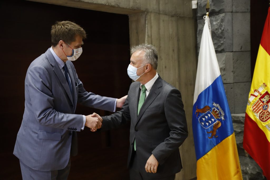 Torres y Hugh Elliott