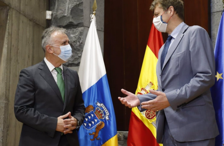 El embajador de Reino Unido prevé que 2022 será el año de la recuperación del turismo británico en Canarias