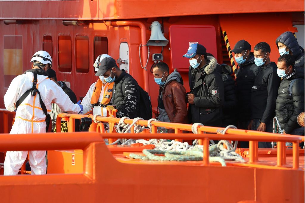 Rescatados más de 100 migrantes en aguas de Canarias este sábado