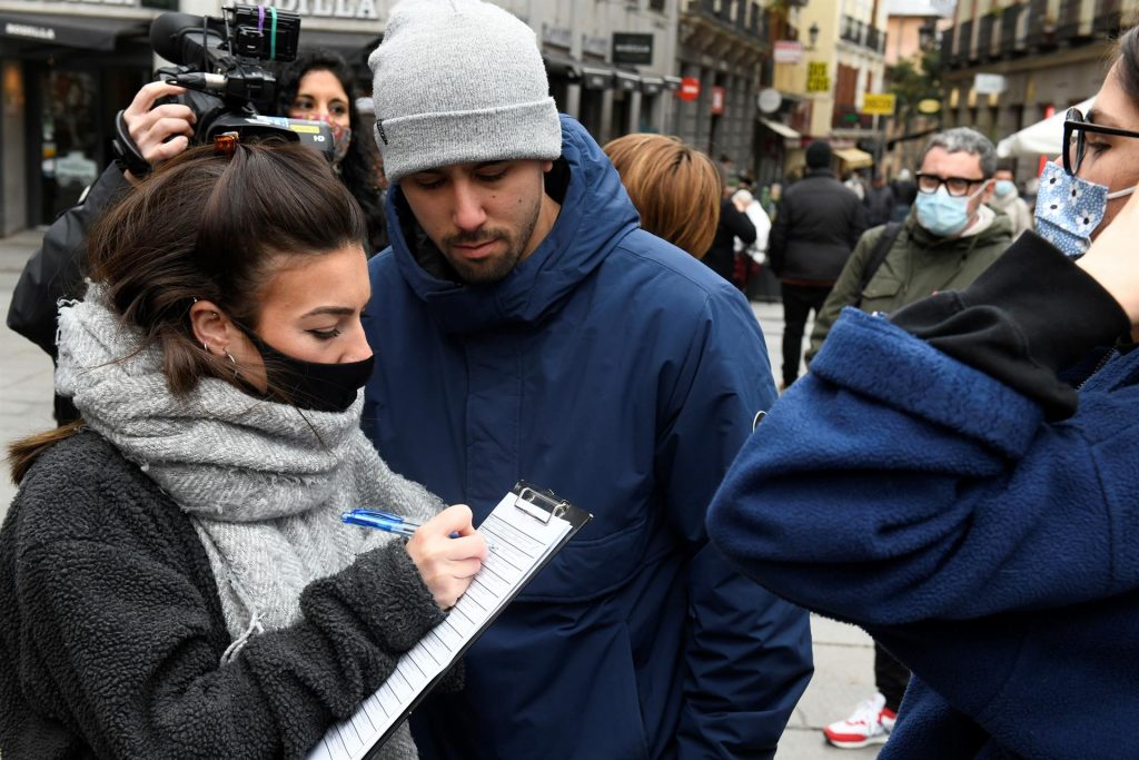 Colectivos sociales recogen firmas para una iniciativa que regularice migrantes