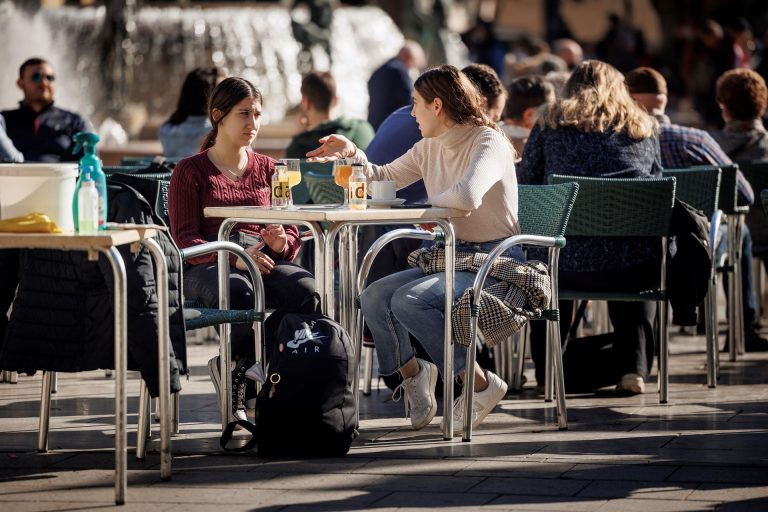 Sanidad y comunidades estudiarán este martes quitar las cuarentenas de contactos estrechos