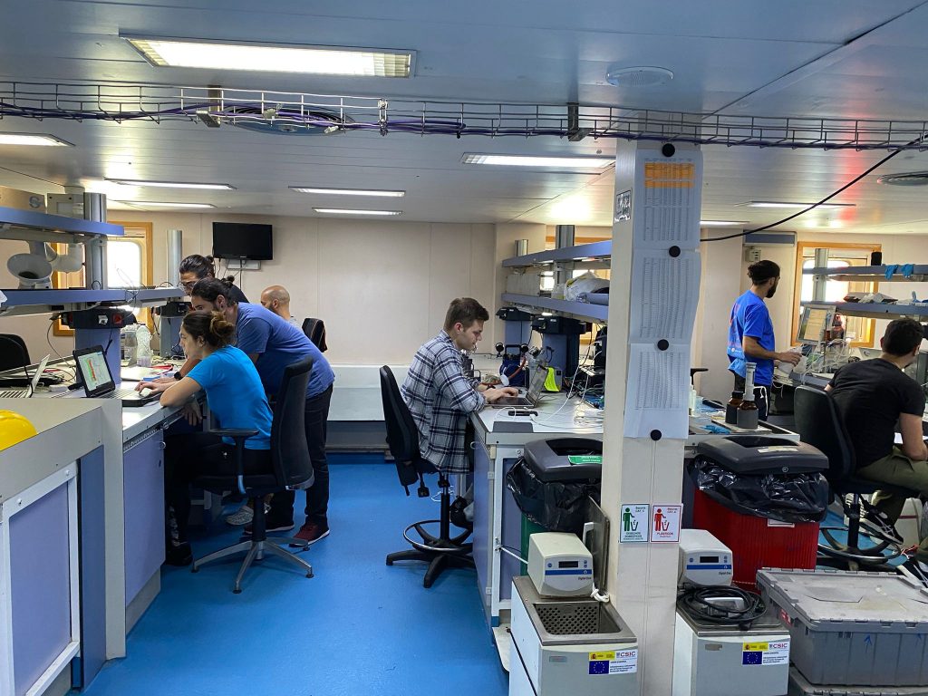 Miembros del equipo de investigación de cómo el cambio climático afecta a los océanos+