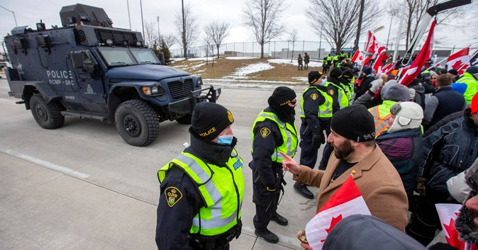 Desalojan el puente Ambassador que estaba bloqueado en Canadá