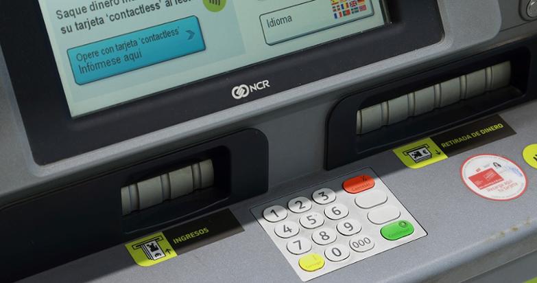 Los bancos firman un protocolo de actuación para mejorar la atención a los mayores