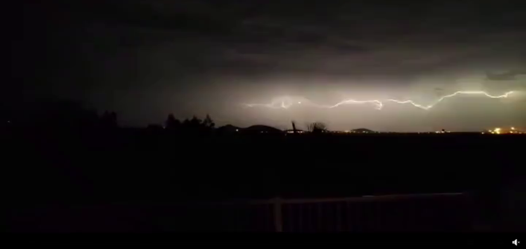 Los rayos iluminan el cielo de Tenerife y Gran Canaria