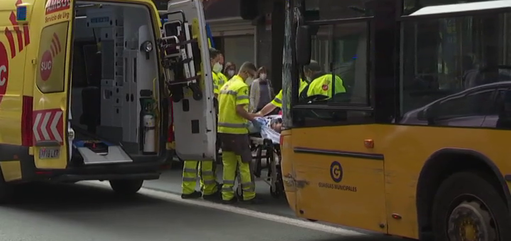 El conductor de una guagua, en estado grave tras desvanecerse y perder el control del vehículo